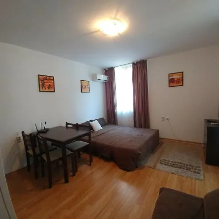 студия вилла флора Apartman
